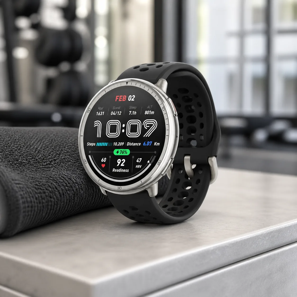 نمای نزدیک Amazfit Active 2 بند سیلیکونی ساعت هوشمند Amazfit Active 2 نقرهای با بند سیلیکونی مشکی در فضای باشگاه