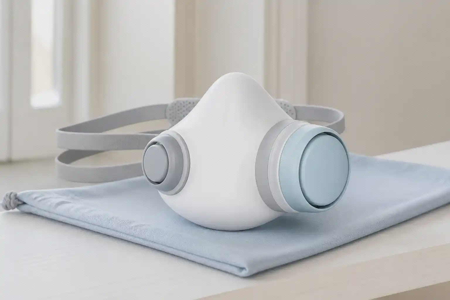 ماسک آبی AIRMOTION Woobi Plus با دو بند خاکستری و دو ماژول جانبی کنار کیف