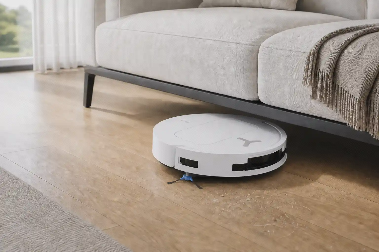 جارو رباتیک سفید Ecovacs T50 Pro Omni با بدنه باریک در حال جمع‌کردن مو و گردوغبار زیر مبل کوتاه