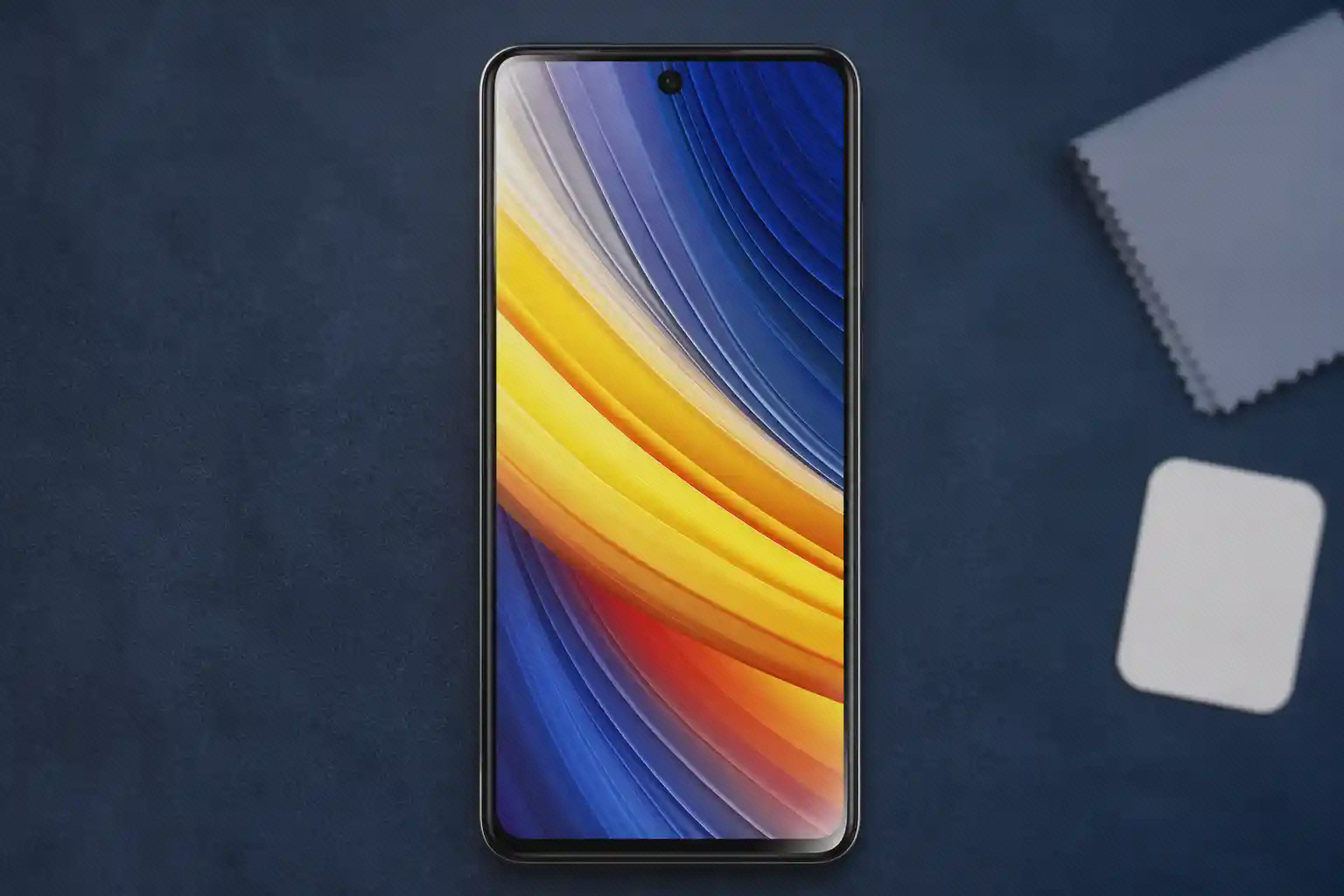 نمای روبه‌روی POCO X3 Pro با گلس شفاف نصب‌شده و دوربین مرکزی بالای نمایشگر