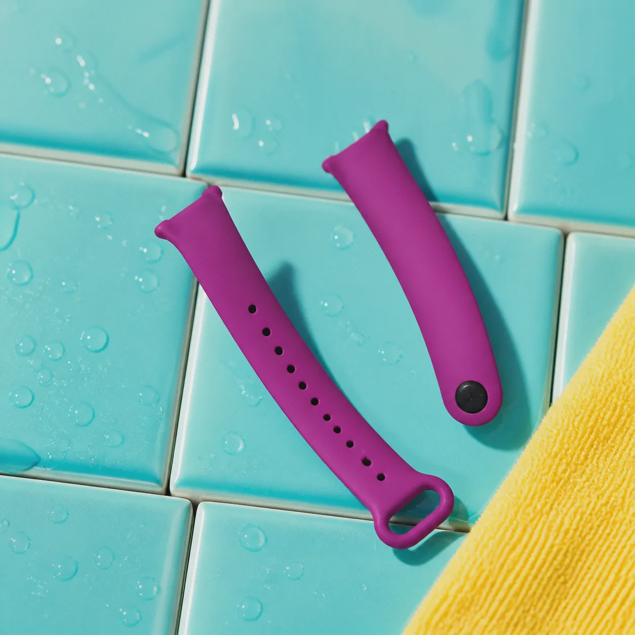 بند سیلیکونی رنگی Xiaomi Mi Band 9 دو قطعه بند سیلیکونی بنفش Mi Band 9 روی کاشی فیروزهای