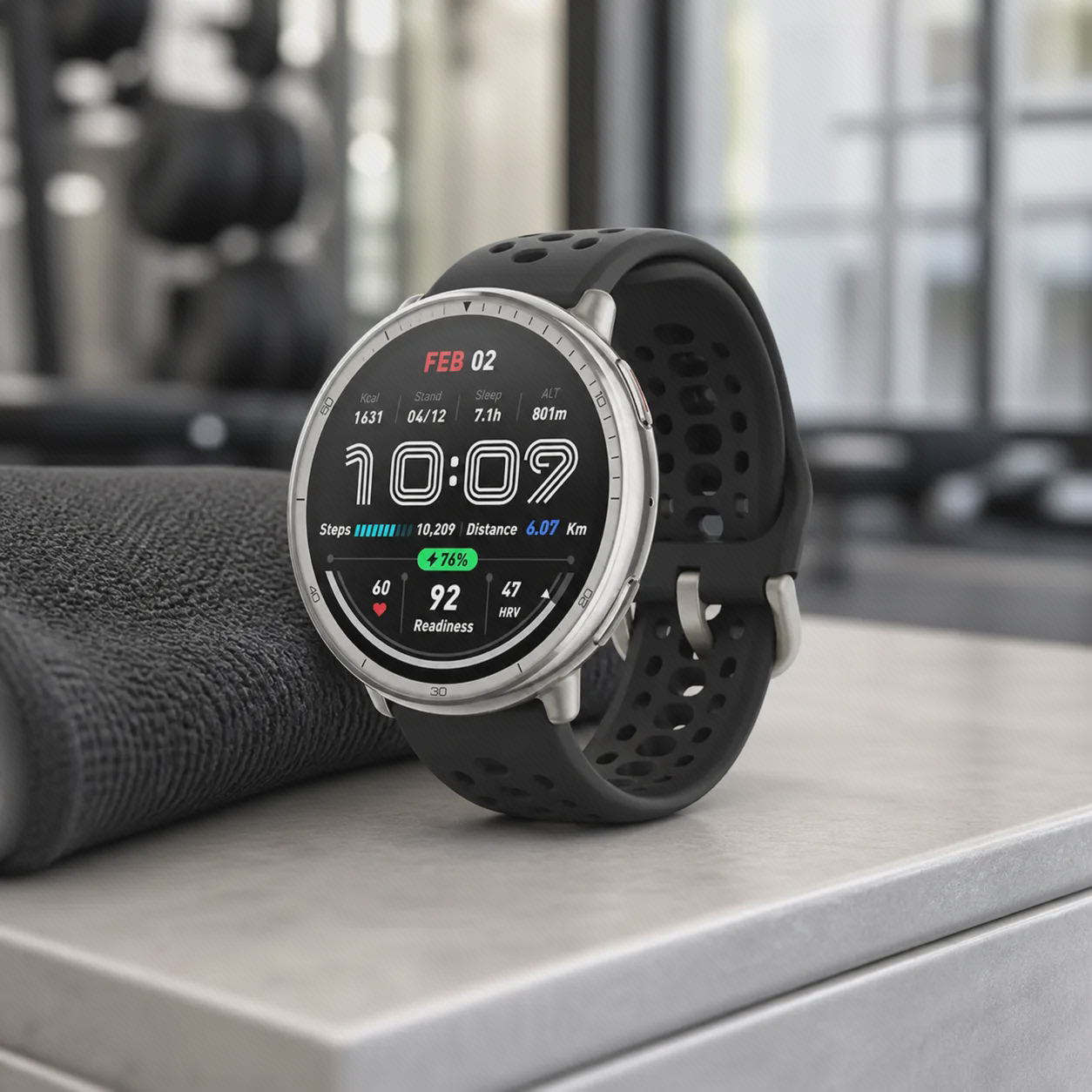 نمای نزدیک Amazfit Active 2 بند سیلیکونی ساعت هوشمند Amazfit Active 2 نقرهای با بند سیلیکونی مشکی در فضای باشگاه