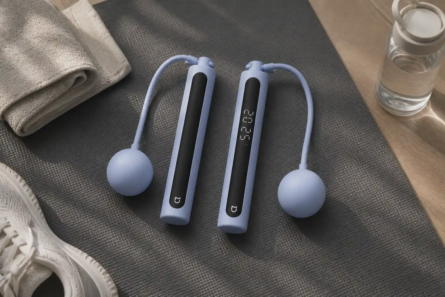 دو دسته آبی طناب هوشمند شیائومی Mijia Smart Skipping Rope 2 مدل MJTS02YM با دو گوی بی‌سیم روی مت ورزشی