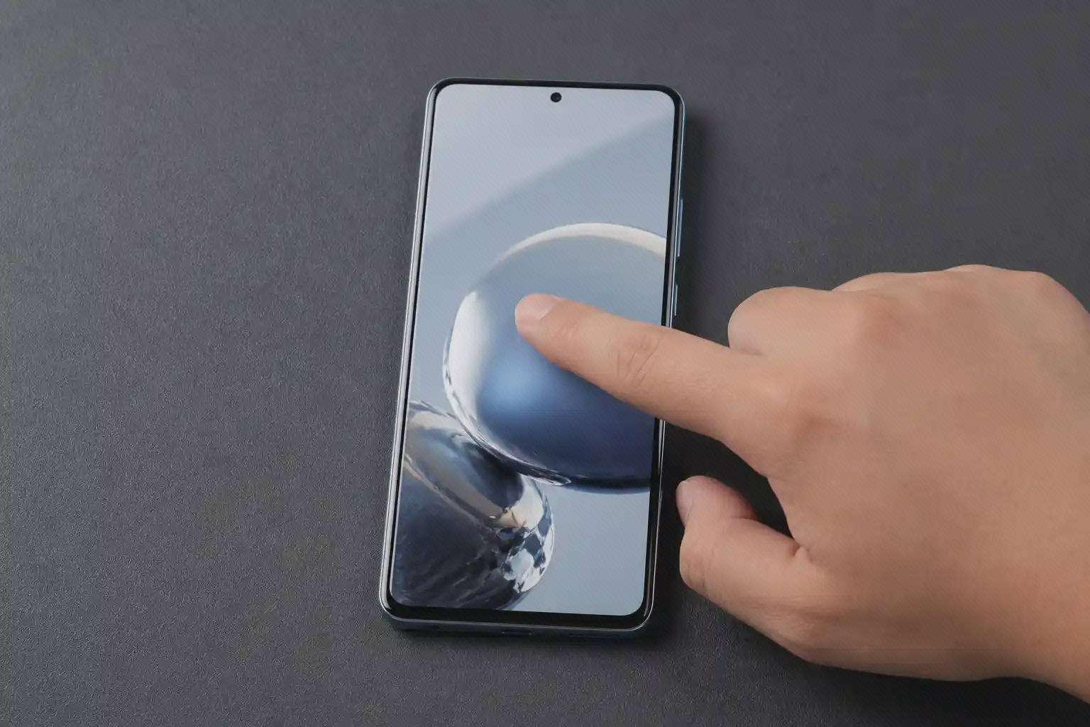 گلس شفاف نصب‌شده روی Xiaomi 12T با دوربین سلفی در مرکز بالای نمایشگر