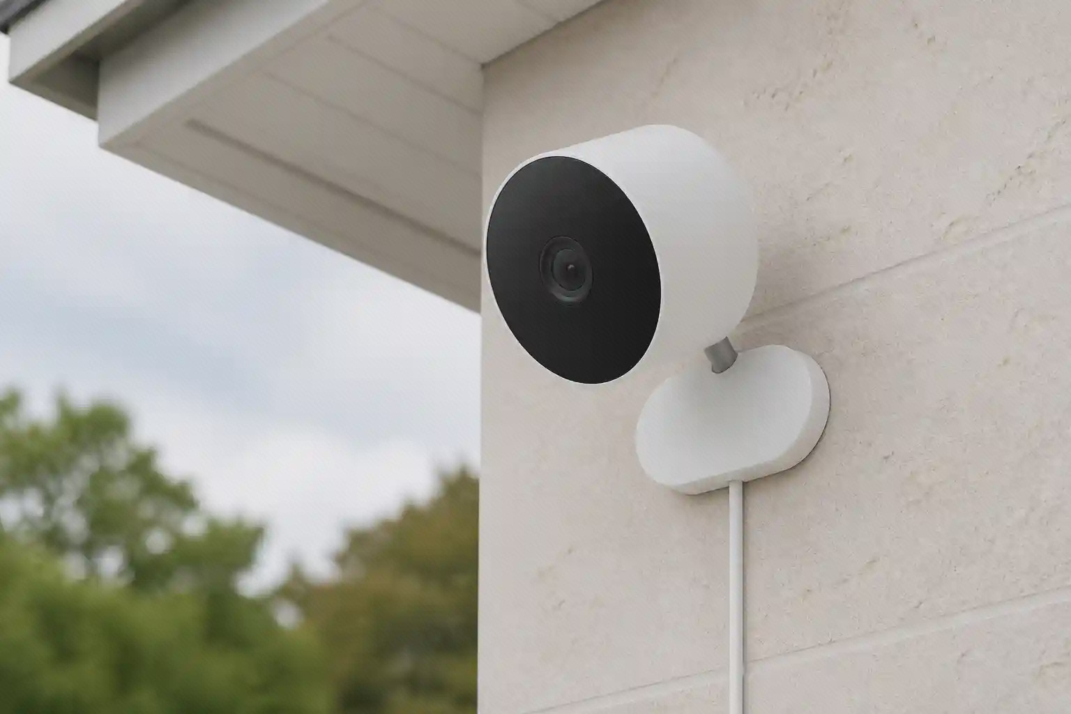 دوربین Xiaomi Outdoor Camera AW200 با صفحه گرد مشکی و پایه بیضی روی دیوار فضای باز