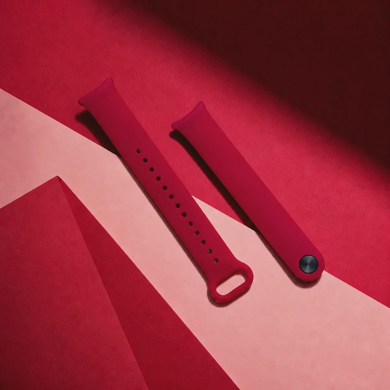 بند قرمز Xiaomi Mi Band 10 در چیدمان فشن دو قطعه بند سیلیکونی قرمز Mi Band 10 با قفل دکمهای مشکی