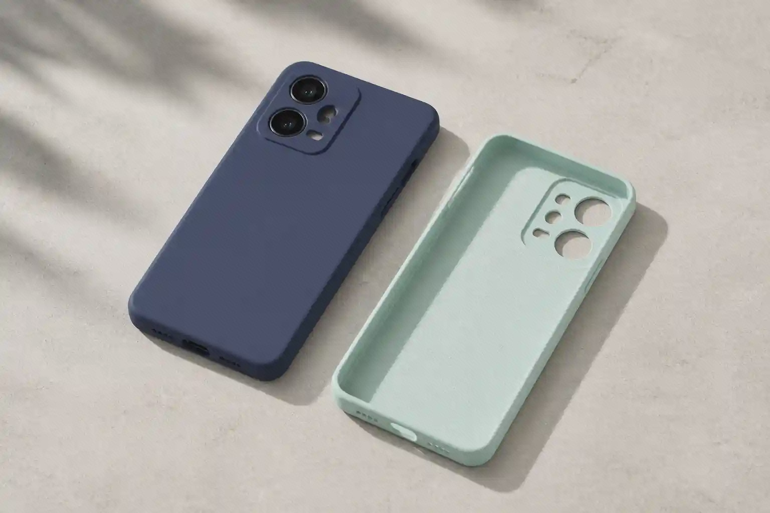 کاور سرمه‌ای نصب‌شده و نمای داخلی کاور سبز Redmi Note 12 Pro 5G