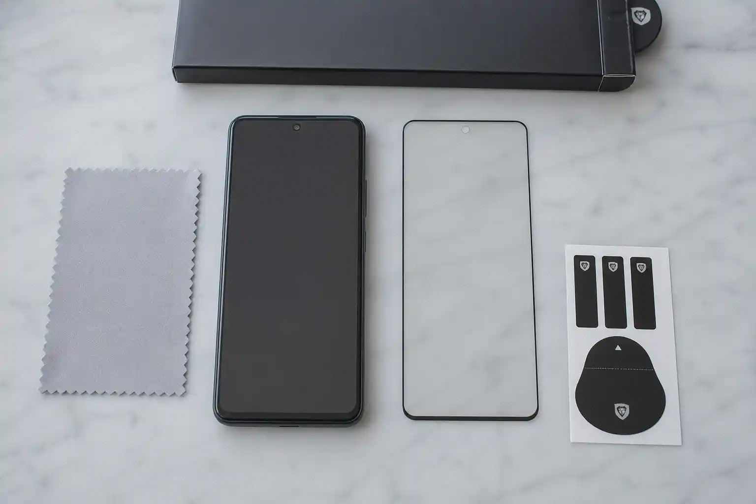 گلس شفاف Super D کنار گوشی Redmi Note 10 و ابزار تمیزکاری پیش از نصب