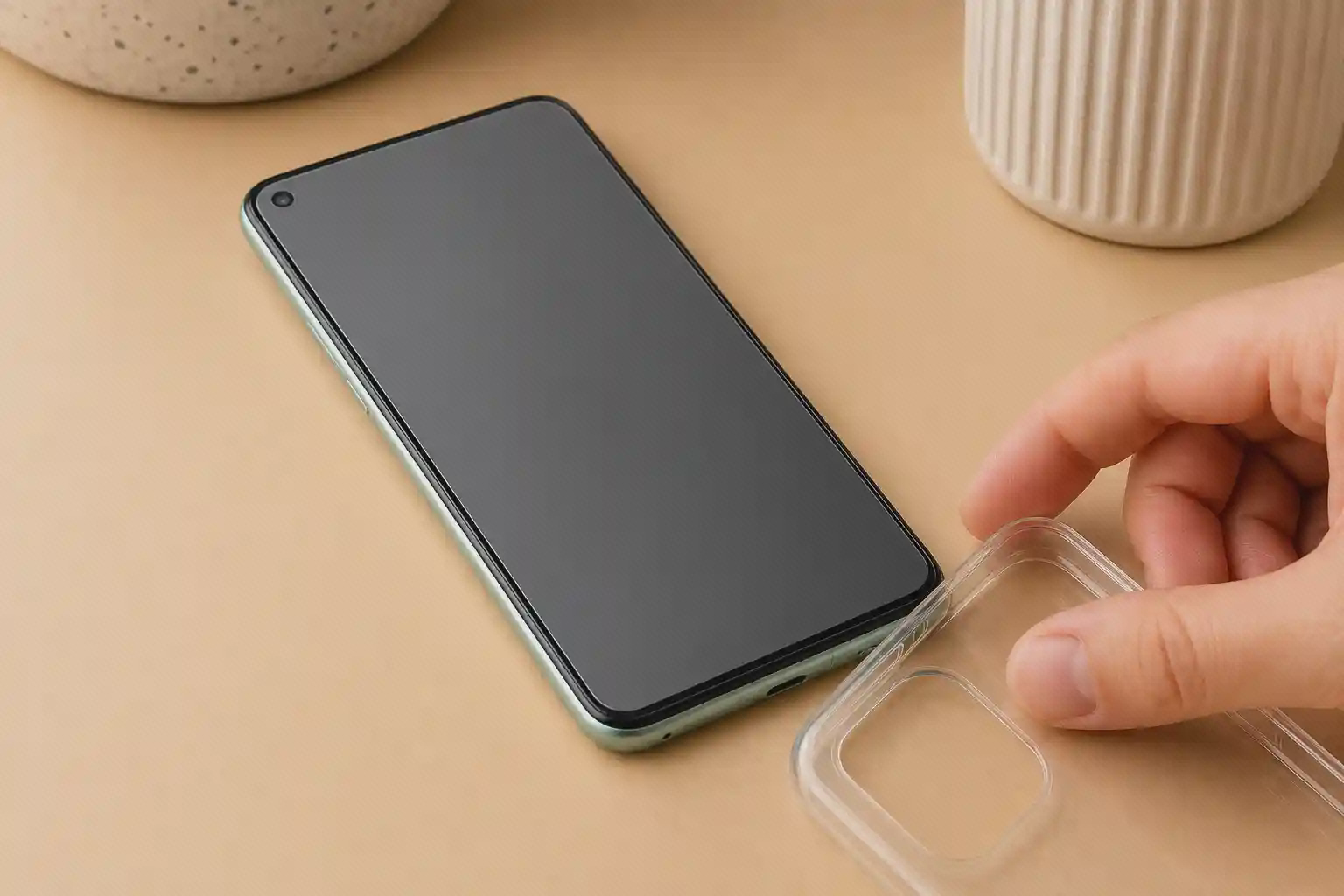گلس شفاف نصب شده روی Mi 11 Lite با دوربین سلفی بالا چپ و قاب شفاف آماده نصب