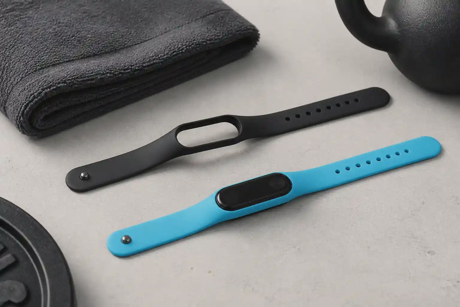دو بند سیلیکونی Mi Band 3 سالم روی نیمکت ورزشی با یک پین و ردیف سوراخ‌های تنظیم