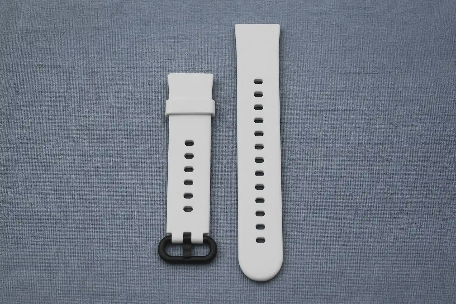 بند سفید دو تکه Redmi Watch 2 Lite با سگک مشکی و سوراخ‌های تنظیم
