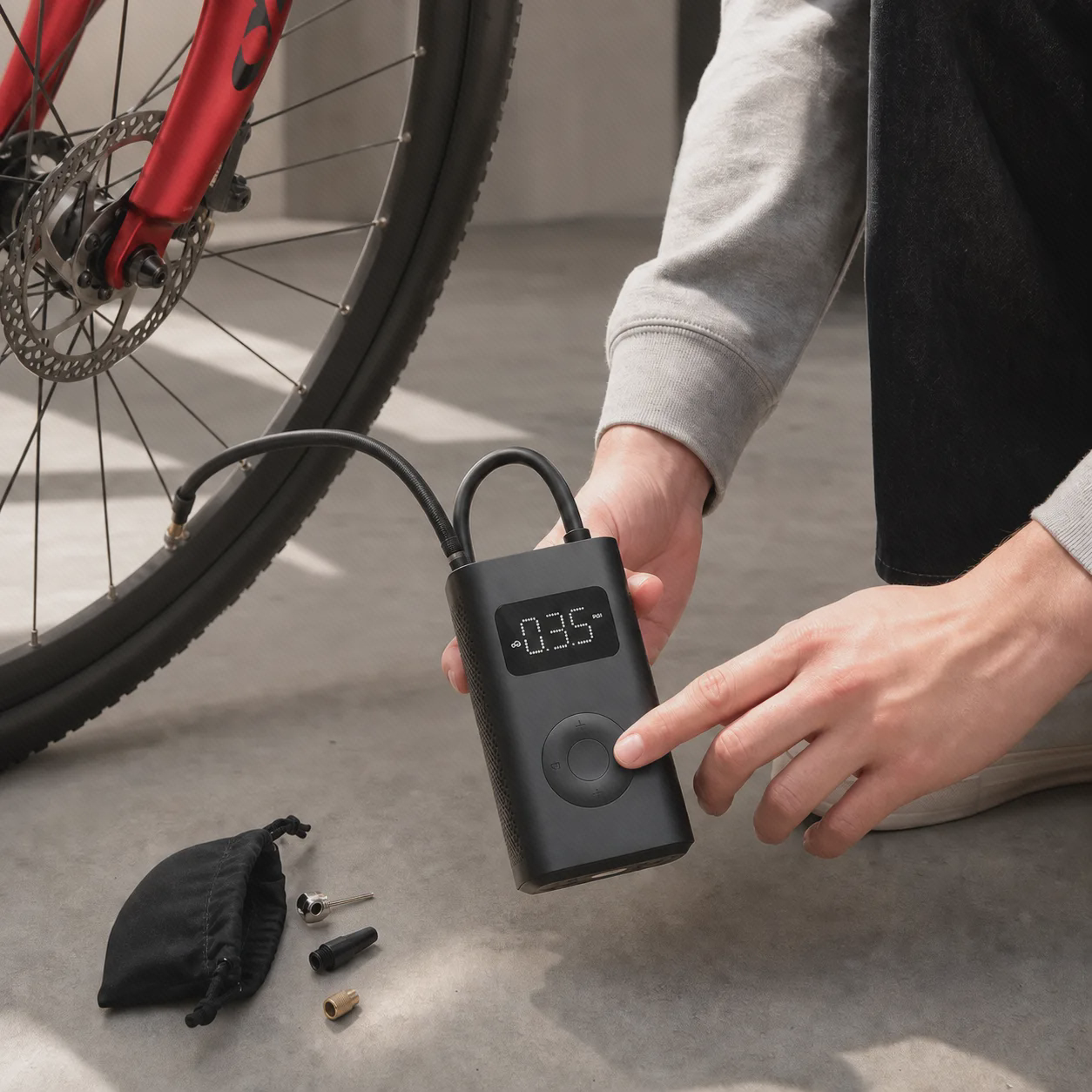 تنظیم فشار دوچرخه با پمپ باد شیائومی نسل دوم پمپ باد Xiaomi Air Compressor 2 متصل به والو چرخ دوچرخه و تنظیم فشار توسط کاربر روی کف گاراژ