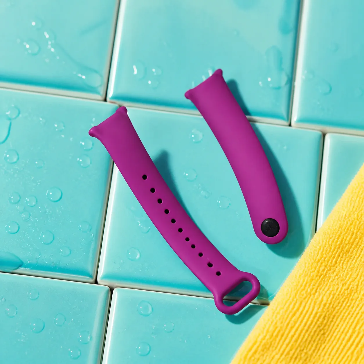 بند سیلیکونی رنگی Xiaomi Mi Band 9 دو قطعه بند سیلیکونی بنفش Mi Band 9 روی کاشی فیروزهای