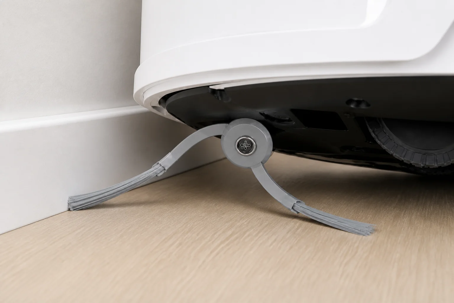 برس کناری نو و سالم Roborock Qrevo Edge 5V1 با دو بازوی پیوسته و دو دسته موی کامل هنگام جاروکردن لبه دیوار