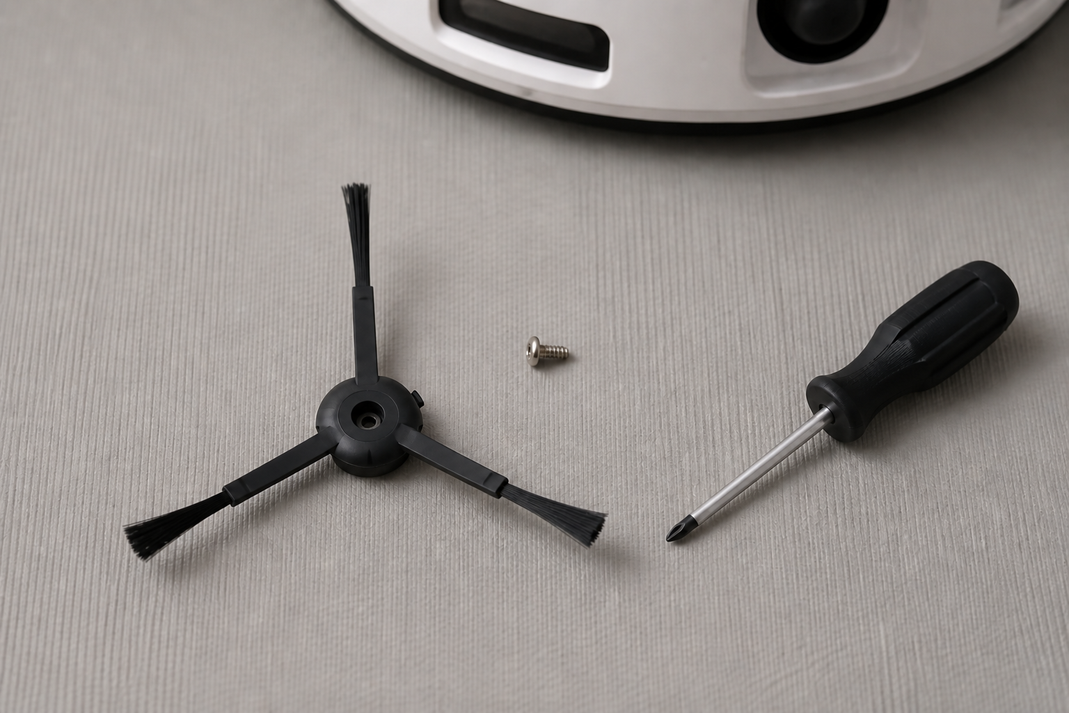 برس کناری مشکی سهشاخه Roborock Q Revo MaxV کنار پیچ و پیچگوشتی