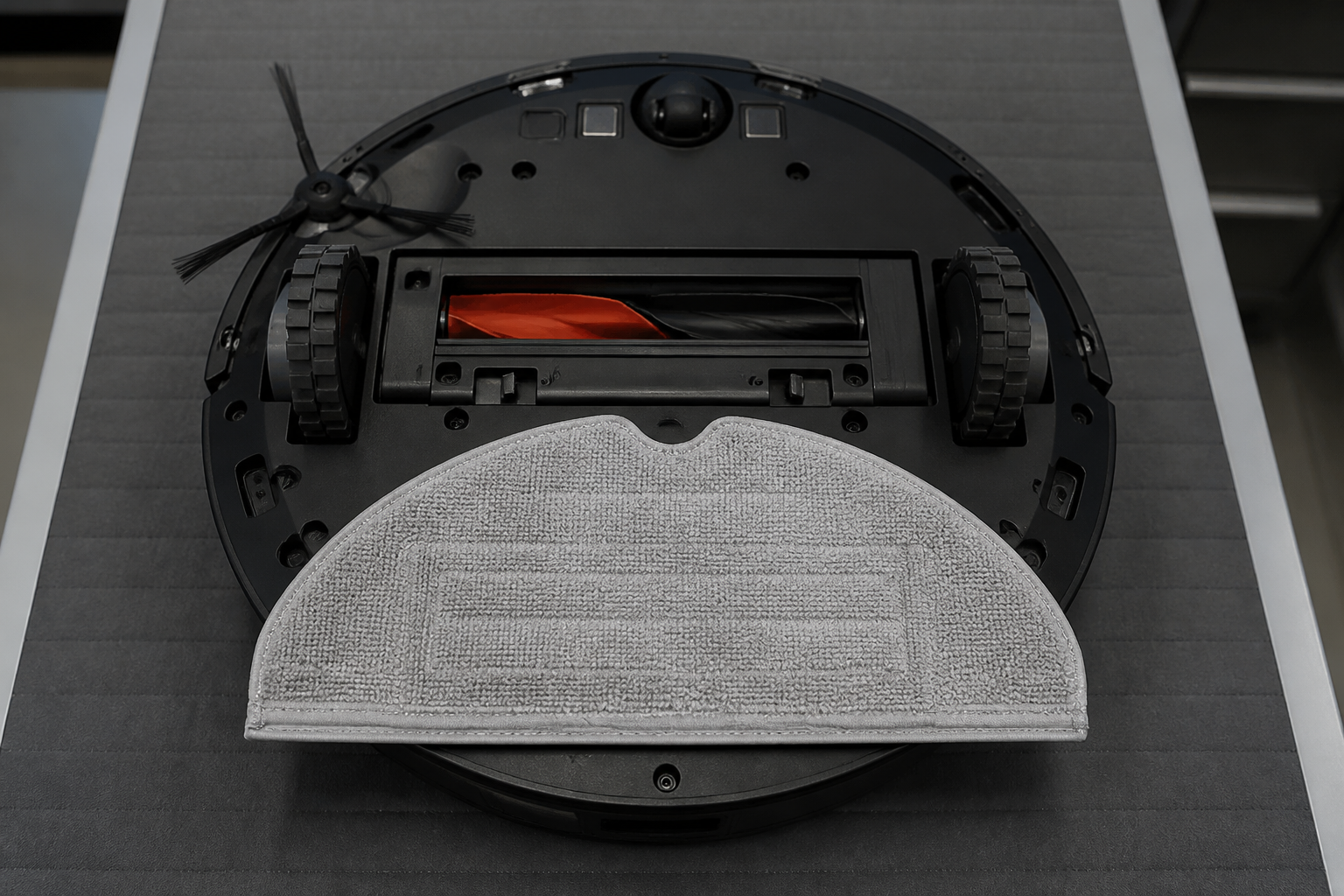 پد نیمدایرهای Roborock S8 متصل زیر ربات مشکی در نمای کامل بخش زیرین