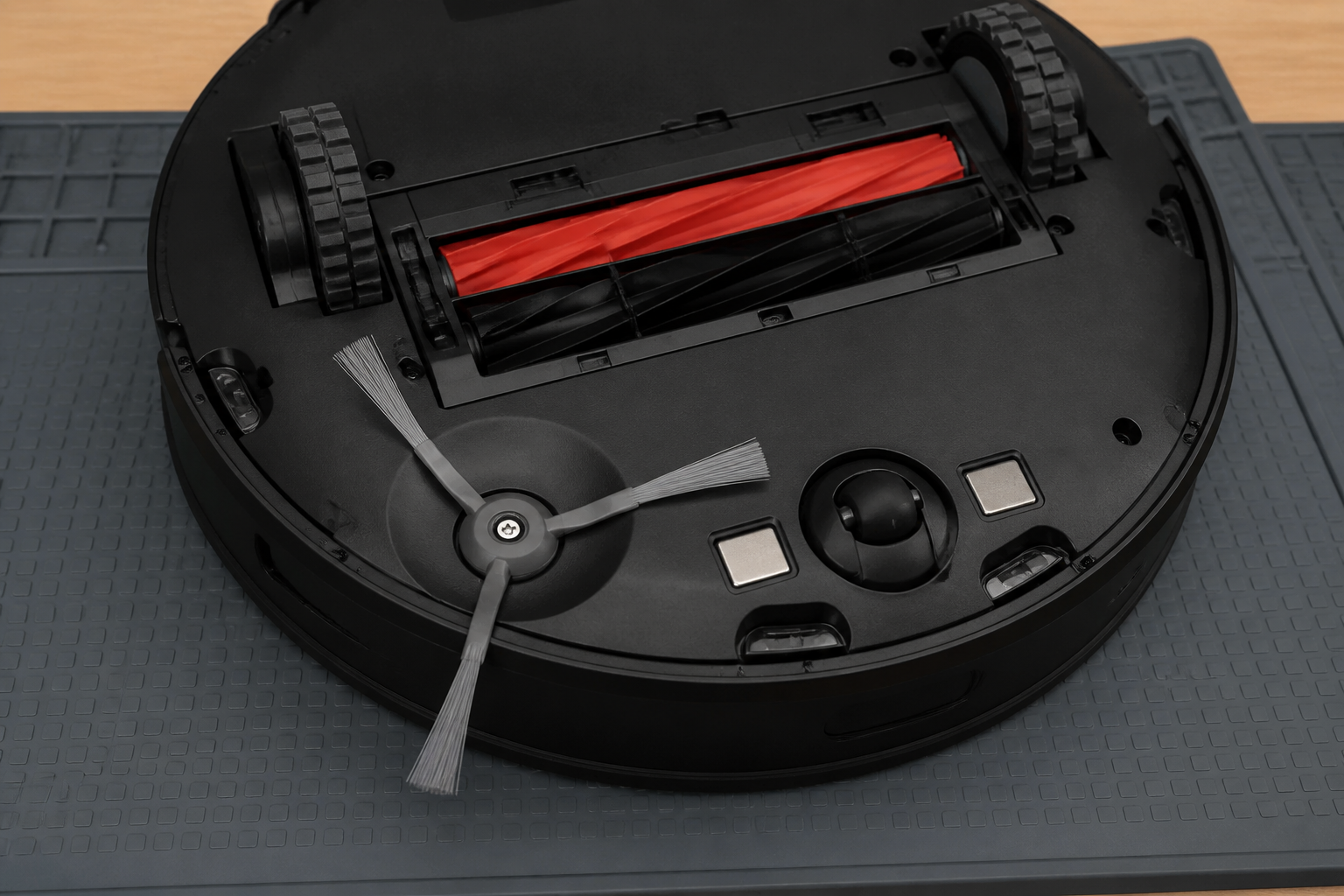 برس کناری خاکستری سهشاخه نصبشده زیر جارو رباتیک Roborock S8 Pro