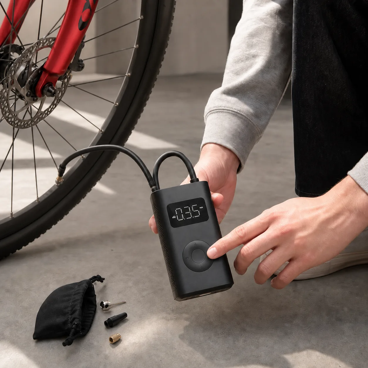 تنظیم فشار دوچرخه با پمپ باد شیائومی نسل دوم پمپ باد Xiaomi Air Compressor 2 متصل به والو چرخ دوچرخه و تنظیم فشار توسط کاربر روی کف گاراژ