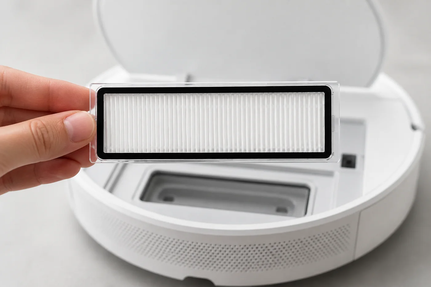 فیلتر سالم Xiaomi S40C با پلیسه‌های سفید و آب‌بندی مشکی که از لبه قاب مقابل مخزن جارو گرفته شده است