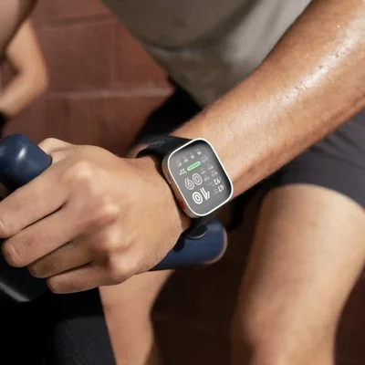 کاربرد ورزشی Amazfit BIP Max هنگام تمرین با وزنه ساعت Amazfit BIP Max روی مچ ورزشکار هنگام تمرین با وزنه و نمایش شاخصهای فعالیت