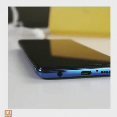نمای نزدیک لبه پایین گوشی آبی Xiaomi Poco X3 NFC
