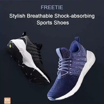 دو رنگ Xiaomi FREETIE Sports Shoes و طراحی کف کفش پوستر کفش ورزشی FREETIE در رنگهای مشکی و آبی با نمای زیره