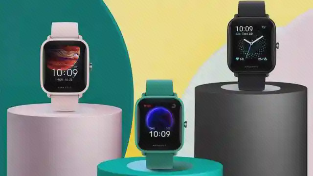 سه رنگ ساعت Amazfit Bip U صورتی سبز و مشکی روی استند