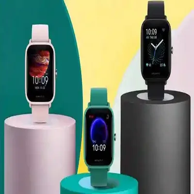 تنوع رنگ ساعت هوشمند شیائومی Bip U سه رنگ ساعت Amazfit Bip U صورتی سبز و مشکی روی استند