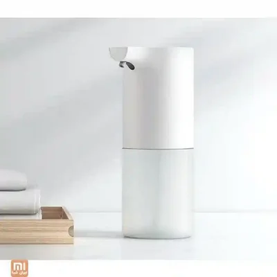 فوم‌ساز اتوماتیک Xiaomi Mijia روی روشویی کنار حوله‌ها