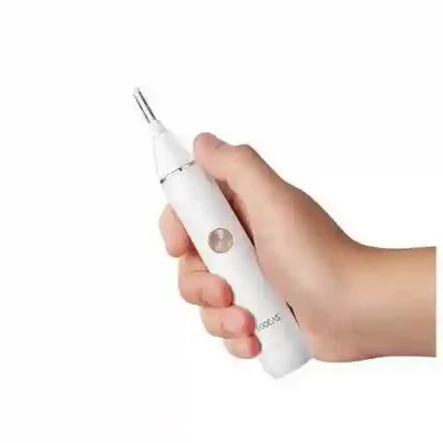 اندازه و خوشدستی موزن Soocas N1 شیائومی موزن شیائومی Soocas N1 در دست با بدنه باریک و دکمه طلایی