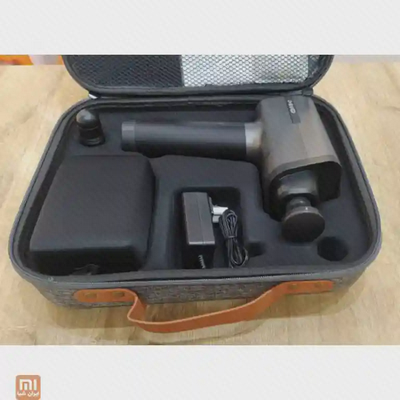 اقلام همراه ماساژور تفنگی شیائومی CL-J510 ماساژور تفنگی CL-J510 شیائومی با آداپتور و سریها داخل کیف باز