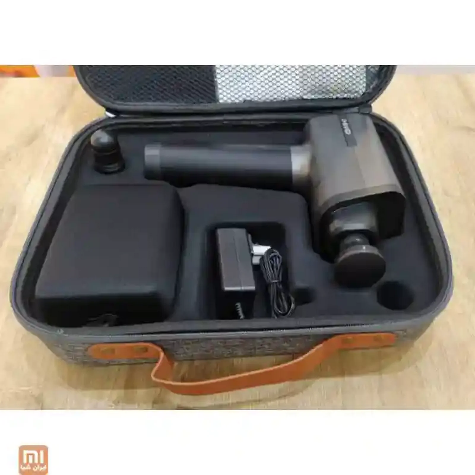 اقلام همراه ماساژور تفنگی شیائومی CL-J510 ماساژور تفنگی CL-J510 شیائومی با آداپتور و سریها داخل کیف باز
