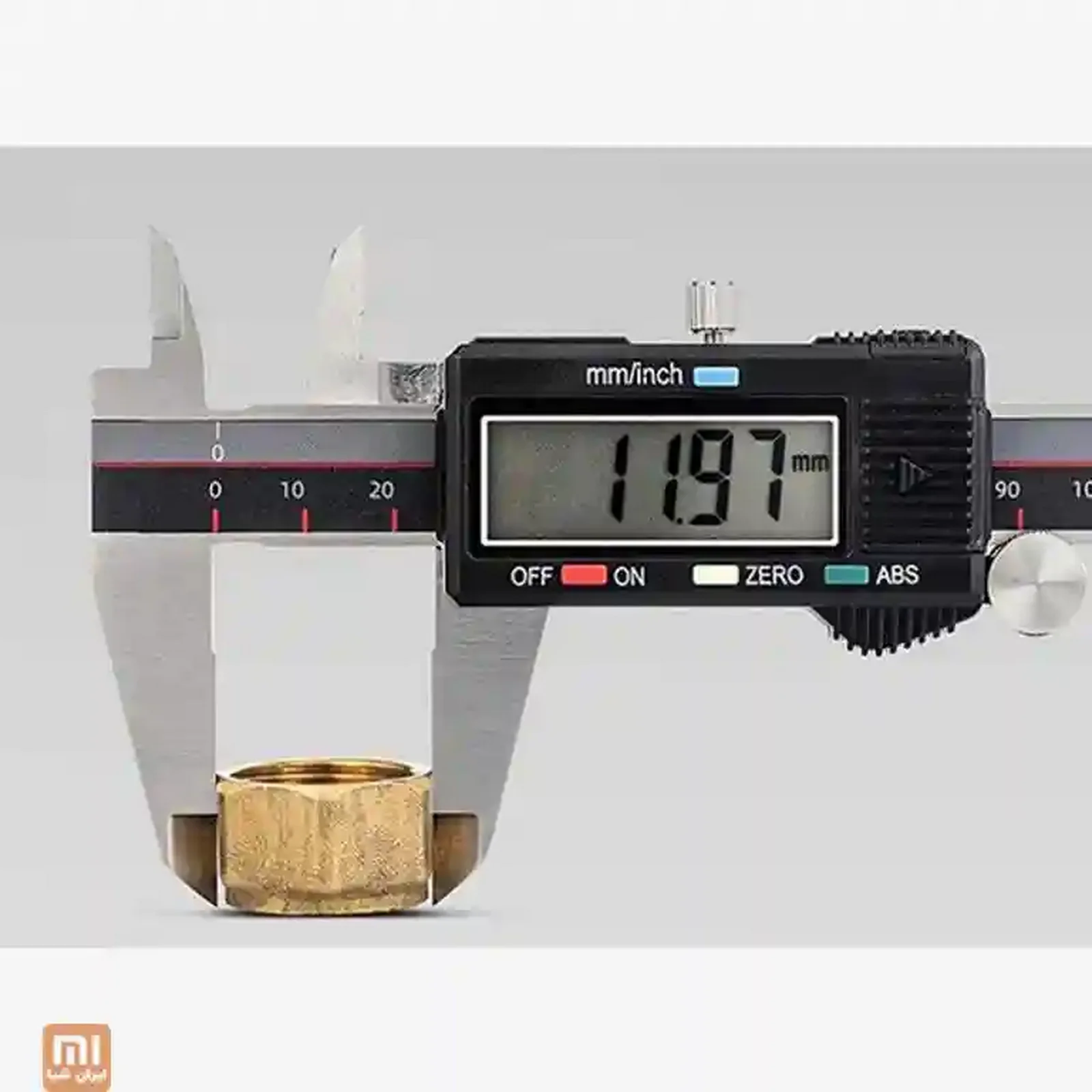 اندازه‌گیری مهره برنجی با کولیس دیجیتال شیائومی Duka و عدد 11.97 میلی‌متر