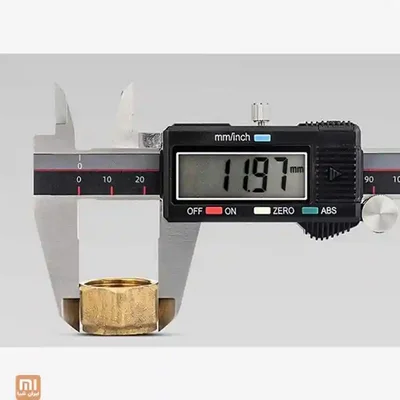 اندازه‌گیری مهره برنجی با کولیس دیجیتال شیائومی Duka و عدد 11.97 میلی‌متر