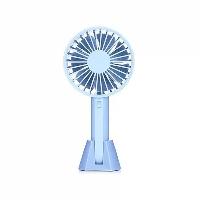 نمای اصلی پنکه دستی Xiaomi VH F03 آبی پنکه شارژی قابل حمل شیائومی VH F03 آبی روشن روی پایه رومیزی