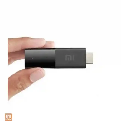 دانگل اندروید باکس شیائومی Mi Stick مشکی در دست با کانکتور HDMI