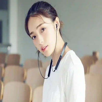 زن با هندزفری بلوتوث دورگردنی شیائومی Neckband Basic در محیط داخلی