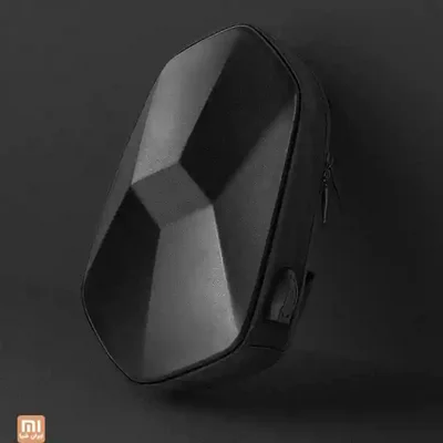طراحی هندسی کوله ورزشی Xiaomi BEABORN نمای سه رخ کیف تک بند BEABORN شیائومی با پنل براق و زیپ کناری