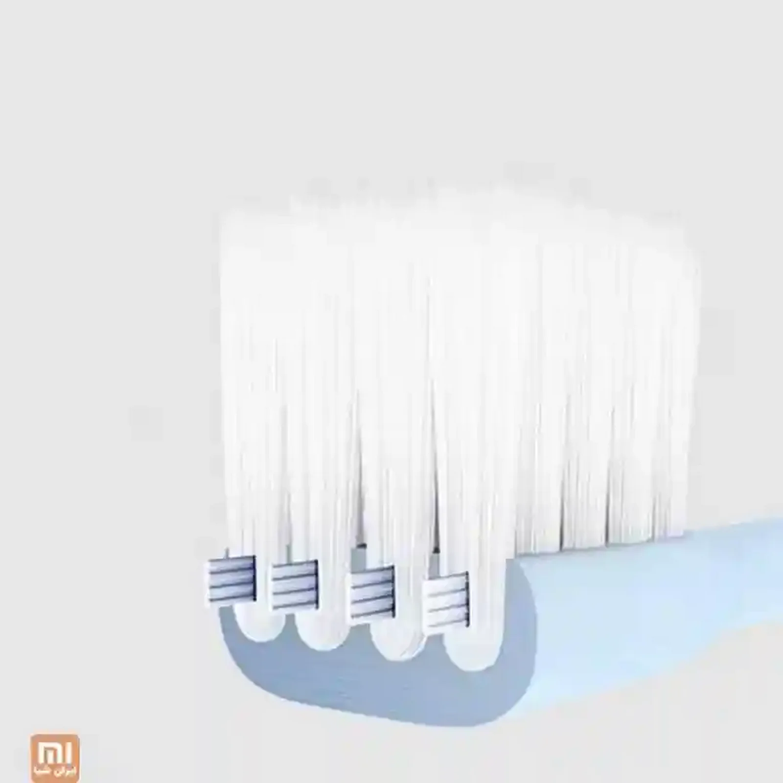 نمای ماکرو الیاف سفید مسواک شیائومی Mijia روی دسته آبی