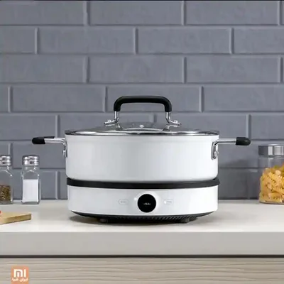 قابلمه برقی چندکاره Xiaomi روی پایه پخت قابلمه چندکاره شیائومی روی پایه برقی سفید با نمایشگر گرد