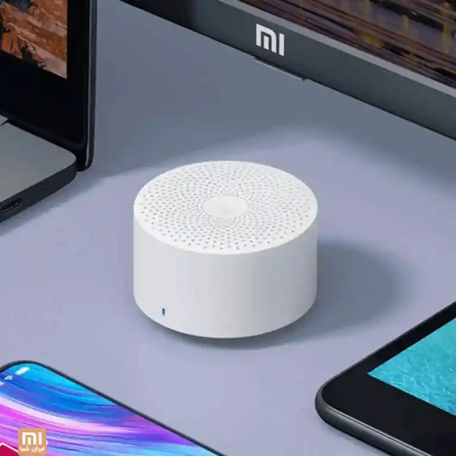 چیدمان رومیزی اسپیکر Xiaomi MDZ-28-DI اسپیکر Mi Compact Speaker 2 سفید روی میز میان گوشی و تبلت