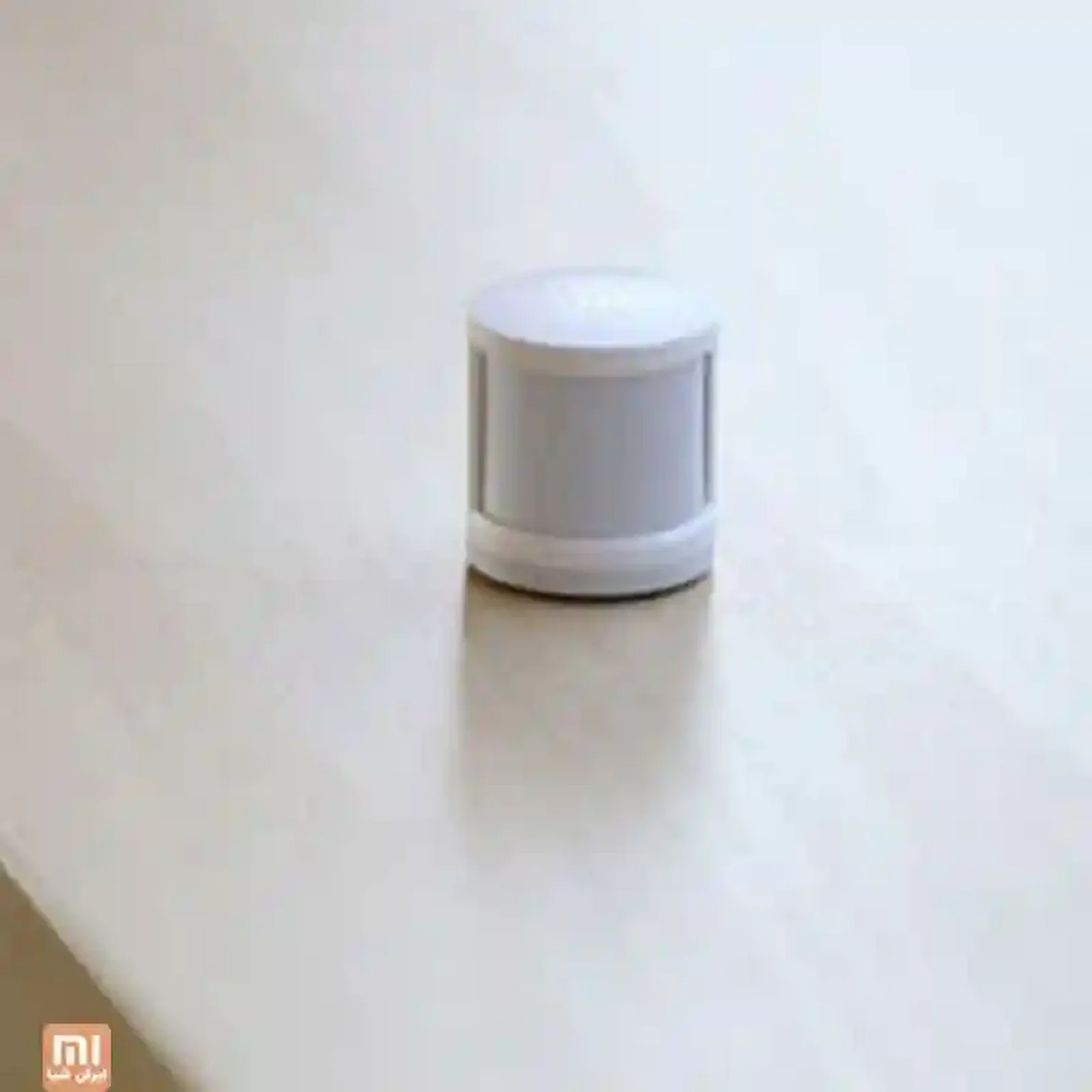 بدنه مستقل سنسور حرکتی Xiaomi سنسور حرکت شیائومی Aqara بدون پایه روی سطح روشن