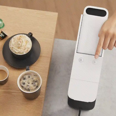 کنترل دو دکمهای قهوهساز میجیا S1301-N1 انتخاب دکمه نوشیدنی روی قهوه ساز Xiaomi Mijia S1301-N1 کنار فنجانهای قهوه