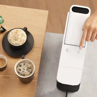 انتخاب دکمه نوشیدنی روی قهوه ساز Xiaomi Mijia S1301-N1 کنار فنجان‌های قهوه