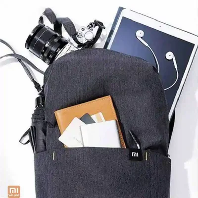 ظرفیت کوله ۱۰ لیتری Xiaomi Small Backpack کوله شیائومی Small Backpack کنار دوربین تبلت هدفون و وسایل سفر