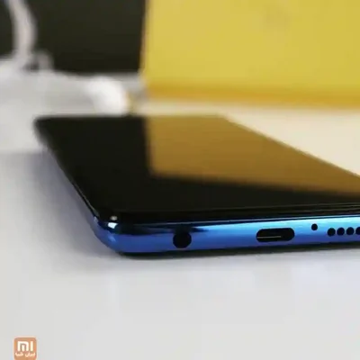 جزئیات درگاههای پایین پوکو X3 NFC لبه پایین گوشی Poco X3 NFC آبی با درگاه USB-C و جک هدفون