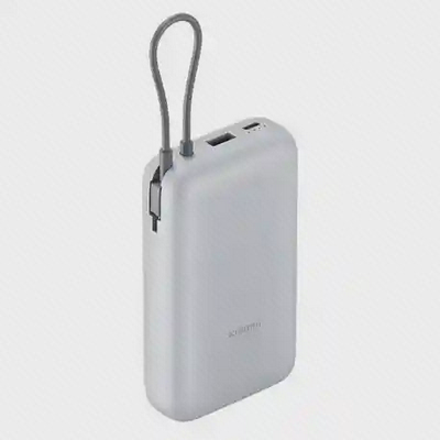 نمای زاویه‌دار پاوربانک سفید Xiaomi PB2020MI با درگاه‌های شارژ بالای بدنه