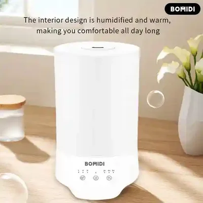 استفاده رومیزی از رطوبت ساز پنج لیتری UH03 رطوبت ساز Bomidi UH03 روی میز چوبی کنار گلدان در فضای خانه