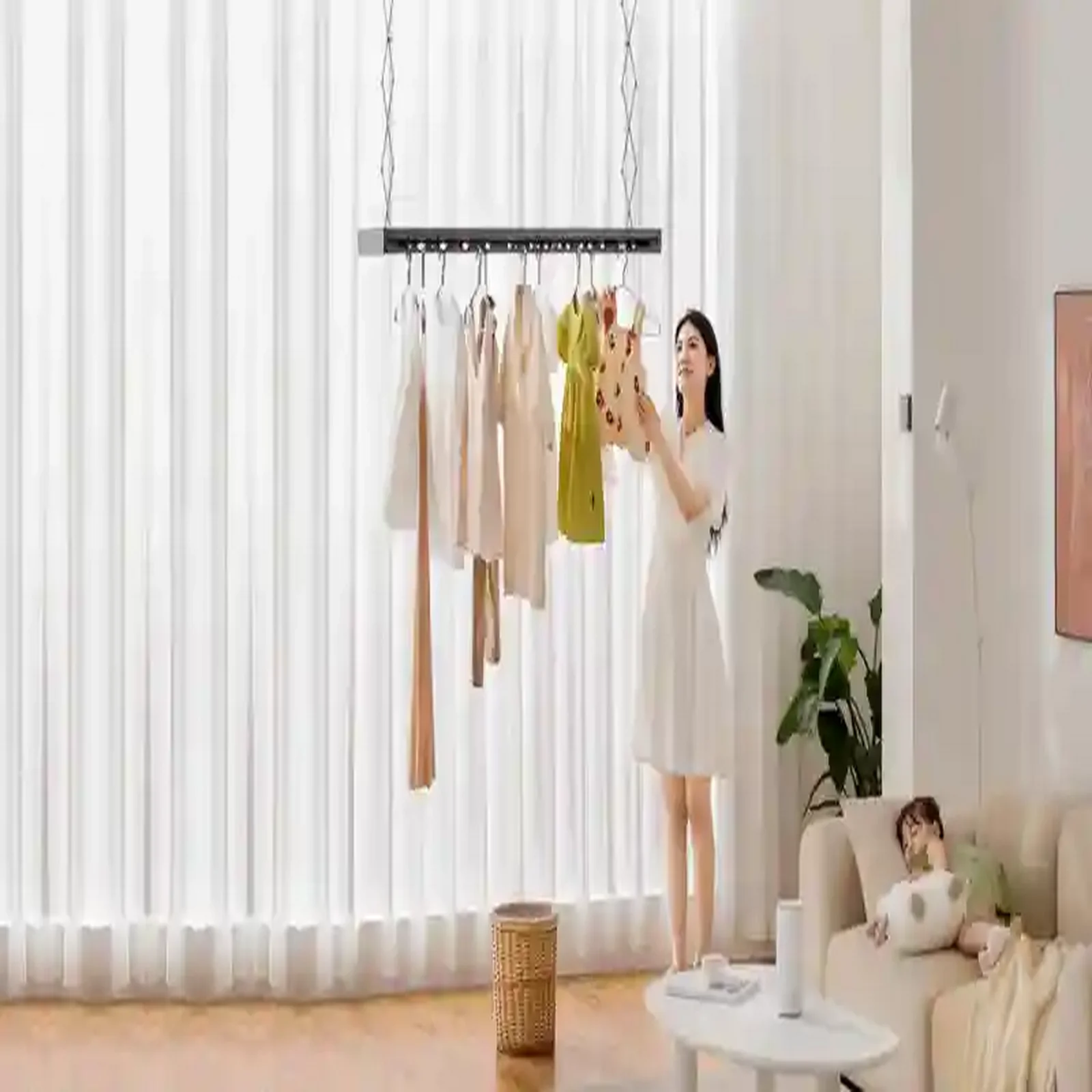 کاربرد خانگی Mijia Clothes Dryer Pro در اتاق نشیمن استفاده از رخت آویز Mijia Smart Clothes Dryer Pro در نشیمن کنار کودک