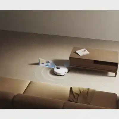 حرکت Xiaomi Robot Vacuum 5 در اتاق نشیمن و عبور کنار اشیای کوچک روی کف